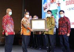 Bupati Banyuasin H Askolani, SH., MH Menerima Penghargaan Investment Award Terbaik III