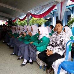 Luwes Bergaul dan Ilmu yang Bermanfaat