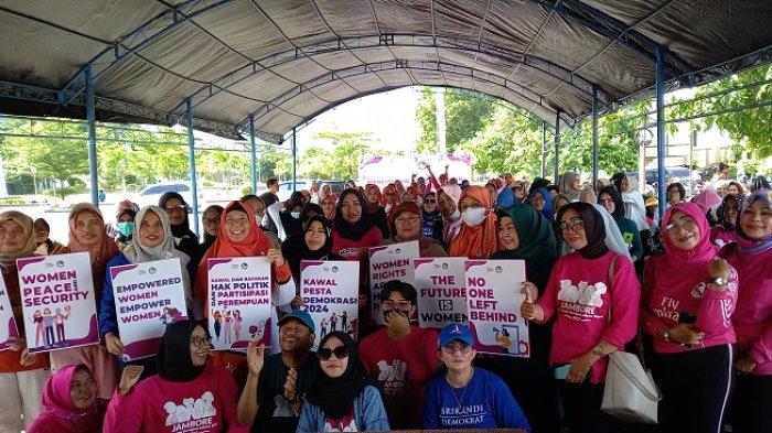 Kaukus Perempuan Politik Indonesia (KPPI) Sulteng berkolaborasi dengan Womens Democracy Network (WDM) dan Yayasan Sikola Mombine menggelar senam sehat, Minggu (27/11/2022). Acara itu berlangsung di halaman gedung Dewam Perwakilan Rakyat Daerah (DPRD) Sulteng, Jl Sam Ratulangi, Keluraham Besusu Barat, Kecamatan Palu Timur, Kota Palu.