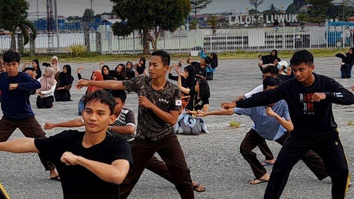 Latihan menari yang melibatkan 300 penari untuk tampil pada pembukaan Porprov Sulteng di Luwuk, Kabupaten Banggai, Sabtu (5/11/2022) sore.
