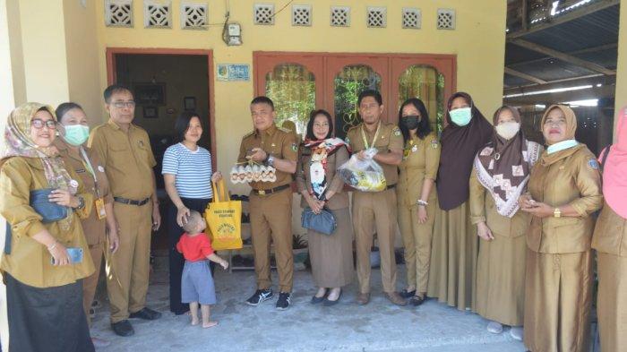 Wali Kota Palu Hadianto Rasyid menyerahkan Paket Stimulus Stunting kepada warga yang berada di Kelurahan Baiya, Kelurahan Kabonena, Kelurahan Lolu Selatan, Senin (31/10/2022) pagi. Hadianto Rasyid mengatakan, pemberian paket stimilus stunting dilaksanakan selama enam bulan.