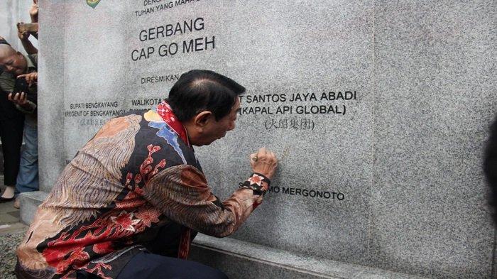 CEO PT Kapal Api Global, Soedomo Mergonoto menandatangani prasasti