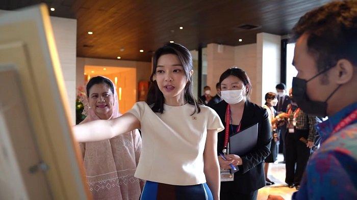 Ibu negara Korea Selatan, Kim Keon Hee saat melihat pameran lukisan adat Indonesia