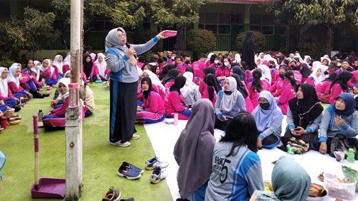 Kepala Sekolah SMKN 5 Pontianak Memberikan Arahan Pada Peserta Didik