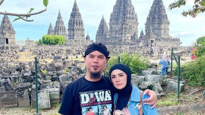 Mulan Jameela dan sang suami, Ahmad Dhani tampak berfoto di kawasan candi Prambanan.