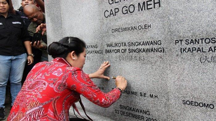 Tjhai Chui Mie menandatangani prasasti Gerbang Cap Go Meh 2022