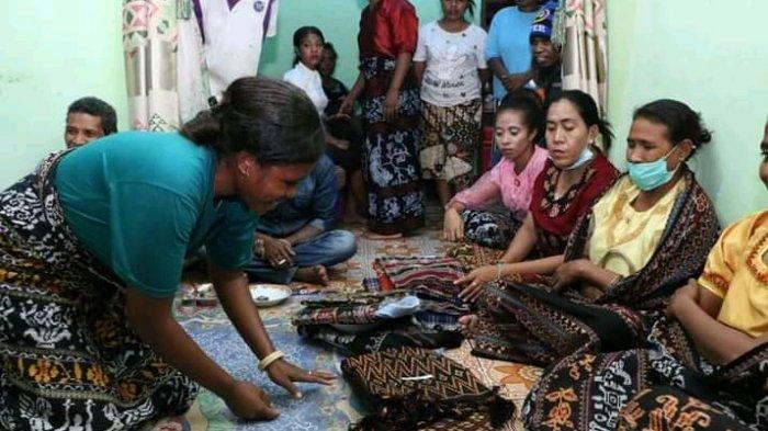 Rangkaian proses adat pernikahan suku Sikka. (Dokumentasi pribadi Astrid Surfis)