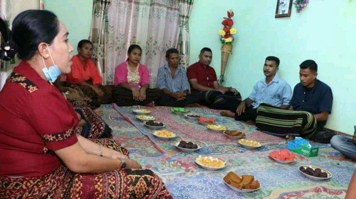 Rangkaian proses adat pernikahan suku Sikka. (Dokumentasi pribadi Astrid Surfis)