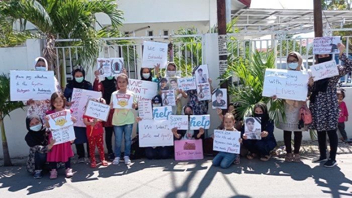 Para refugee atau pengungsi asal Afghanistan dalam aksi damai di Kantor IOM Kupang, Provinsi NTT, Rabu (28/4/2021) pagi