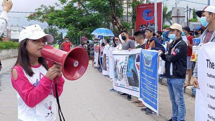 AKSI DAMAI - Para pengungsi Afghanistan di Kota Kupang melakukan aksi damai di depan kantor Hukum dan HAM NTT, tepat pada hari hak asasi sedunia, Jumat (10/12/2021), mereka menuntut percepat proses resettlement.