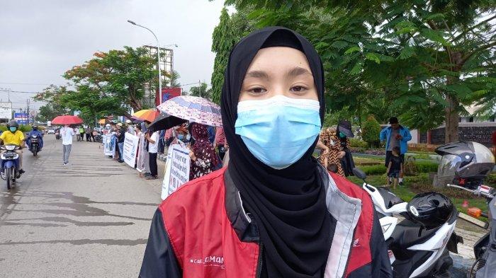 AKSI DAMAI - Yagane, pengungsi Afghanistan di Kota Kupang saat melakukan aksi damai bersama pengungsi lainnya di depan kantor Hukum dan HAM NTT, tepat pada hari hak asasi sedunia, Jumat (10/12/2021), mereka menuntut percepat proses resettlement.