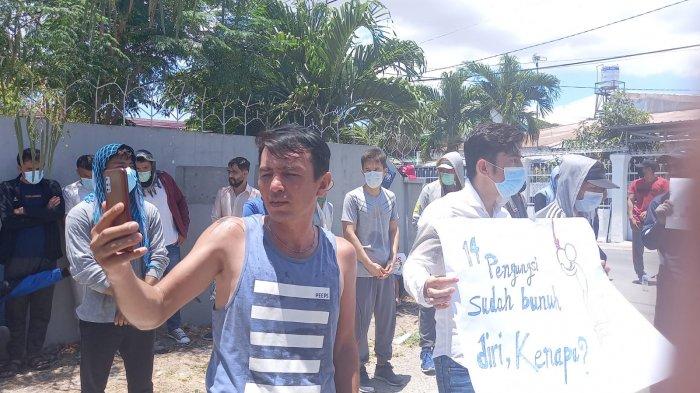 Pengungsi asal afghanistan di Kupang mendatangi Kantor IOM Kupang, Kamis (7/10/2021) untuk meminta resetlemen ke negara ketiga kepada IOM dan UNHCR.