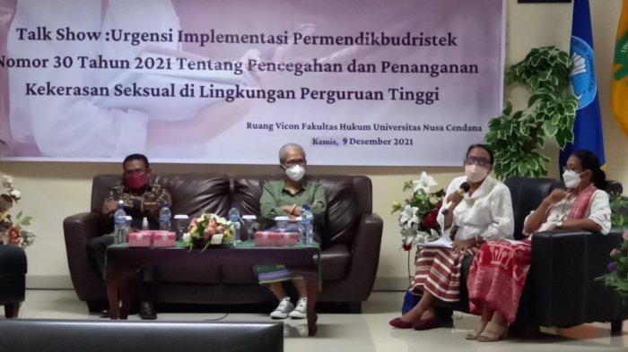 Empat pembicara yakni Direktris LBH Apik NTT, Ansy D Rihi Dara, SH, Rektor Undana, Dr. drh. MUE Sanam, MSc, Ketua DPRD NTT, Emilia Julia Nomleni dan Dekan FH Undana, Dr. Renny RM, SH, MH dalam Talk Show Urgensi Implementasi Permendikbud Ristek Nomor 30 Tahun 2021 Tentang Pencegahan dan Penanganan Kekerasan Seksual di Lingkungan PT, Kamis (9/12/2021) di Aula vidcom Undana (POS-KUPANG.COM/NOVEMY LEO)
