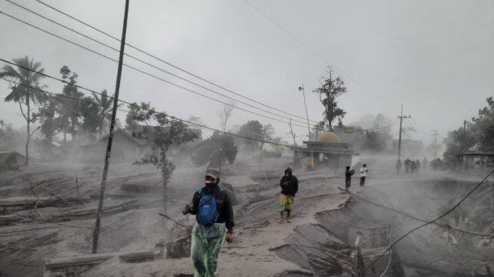 Guguran material vulkanis masih begitu membara di Dusun Kajar