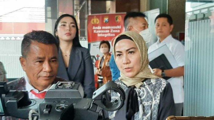 enna Melinda didampingi Hotman Paris Hutapea saat pemeriksaan di Mapolda Jatim