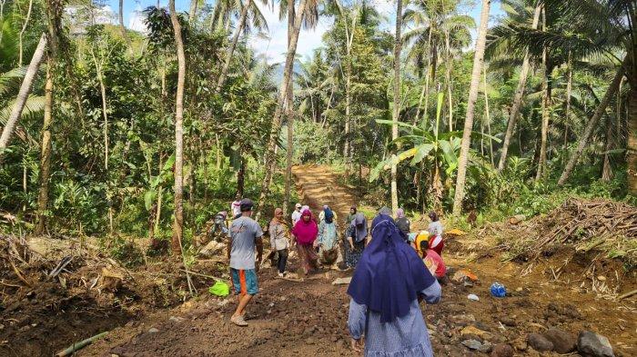 jalan rusak di Desa Mandalamekar