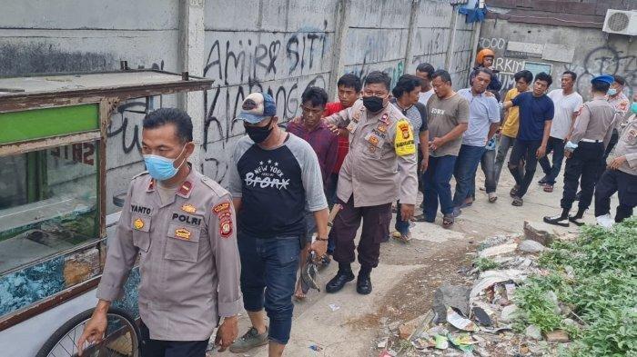 Kepolisian menangkap 12 orang saat melakukan penggerebekan narkoba di Kampung Boncos