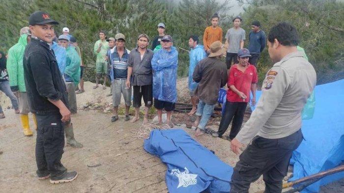 Personel Kepolisian Resor Toba usai mengevakuasi korban kecelakaan lalulintas, yang masuk ke jurang sedalam 100 meter, di Aek Gulangan Siguloppong, Desa Meranti Barat, Kecamatan Silaen, Kabupaten Toba, Minggu (13/11/2022). Seorang supir tewas dan 15 penumpang selamat.