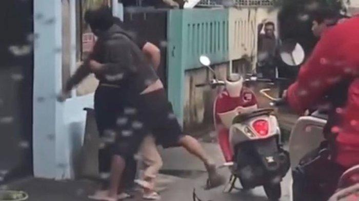 Viral di medsos suami pukul istri di pinggir jalan