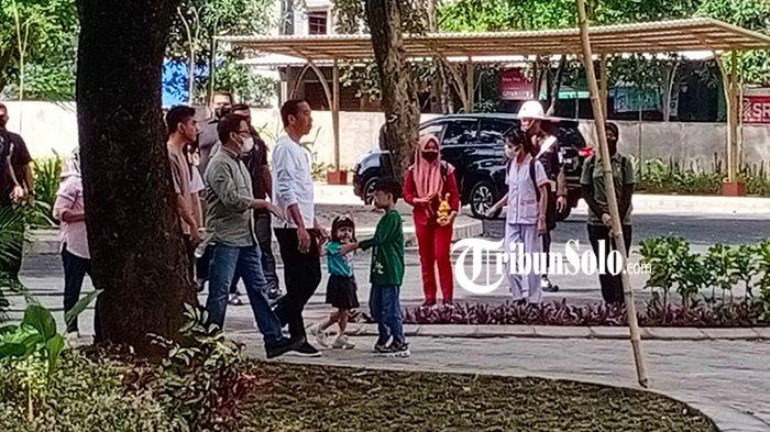 Presiden Joko Widodo (Jokowi) dan cucunya Jan Ethes Srinarendra saat berada di Solo Safari.
