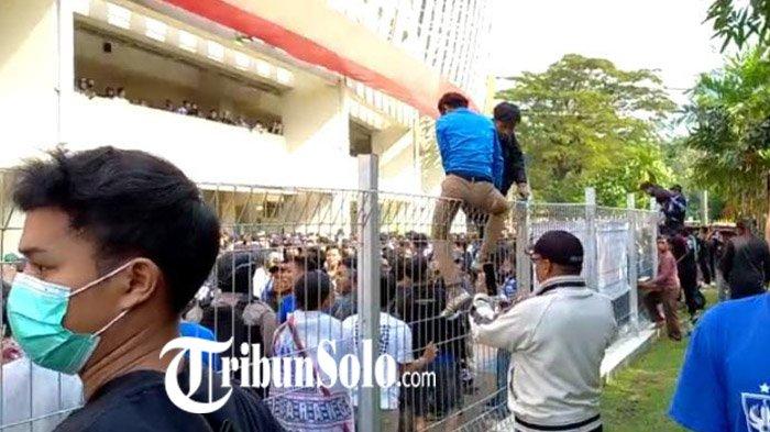 Oknum suporter PSIS yang menerobos masuk ke Stadion Manahan Solo