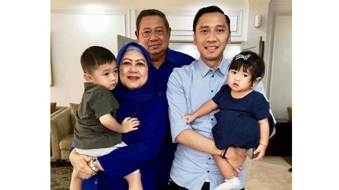 Foto kenangan Ani Yudhoyono bersama keluarga. Ibas seorang diri berada di ambulans yang mengangkut jenazah Ani Yudhoyono dari Lanud Halim Perdanakusumah ke Cikeas.