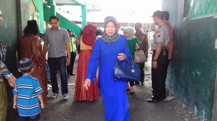 Ibunda Presiden Joko Widodo mengadakan bakti sosial di Pondok Pesantren Khalifatullah Singo Ludiro, Mojolaban, Sukoharjo, Jumat (24/6/2016)