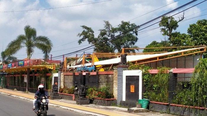 Pengendara lewat di depan Umbul Ponggok yang tidak bisa digunakan untuk padusan jelang Ramadhan di Jalan Delanggu- Polanharjo, Dukuh Jeblogan, Desa Ponggok, Kecamatan Polanharjo, Kabupaten Klaten, Kamis (23/4/2020).