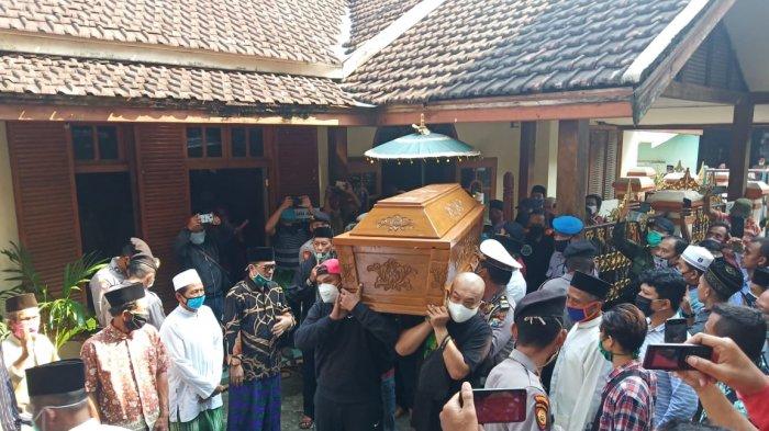 Jenazah Didi Kempot di dalam peti dibawa pelayat di depan rumah duka Dusun Punthuk Pelem RT 04 RW 05, Desa Majasem, Kecamatan Kendal, Kabupaten Ngawi, Jawa Timur, Selasa (5/5/2020).