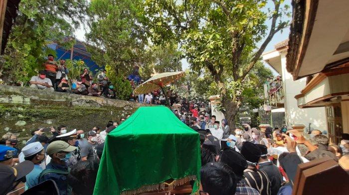 Jenazah Didi Kempot di dalam peti dibawa pelayat di depan rumah duka Dusun Punthuk Pelem RT 04 RW 05, Desa Majasem, Kecamatan Kendal, Kabupaten Ngawi, Jawa Timur, Selasa (5/5/2020).