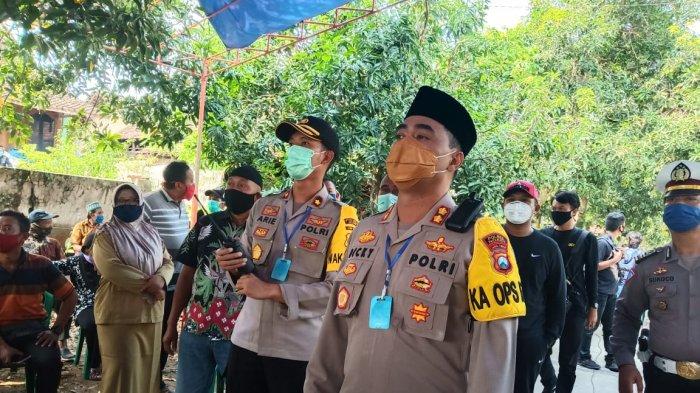 Kapolres Ngawi, AKBP Dicky Yustisiyanto mengawal prosesi pemakaman penyanyi campur sari Dionisius Prasetyo atau Didi Kempot, Selasa (5/5/2020).
