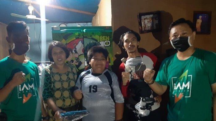 Komunitas sosial IAM Pangkep memberikan sepeda baru dan paket sembako kepada Rizal (12), bocah korban bullying atau perundungan di Kabupaten Pangkep, Sulawesi Selatan, Minggu (17/5/2020).