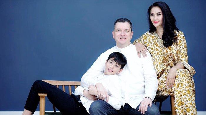 Maudy Koesnaedi dan keluarga