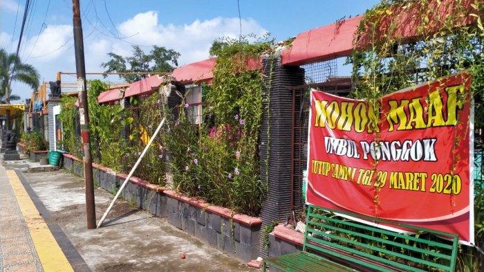 Papan pengumuman di depan Umbul Ponggok yang tidak bisa digunakan untuk padusan jelang Ramadhan di Jalan Delanggu- Polanharjo, Dukuh Jeblogan, Desa Ponggok, Kecamatan Polanharjo, Kabupaten Klaten, Kamis (23/4/2020).