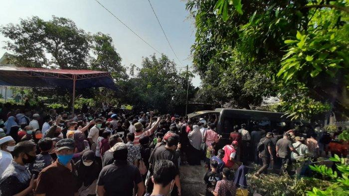 Ratusan pelayat di depan rumah duka Dusun Punthuk Pelem RT 04 RW 05, Desa Majasem, Kecamatan Kendal, Kabupaten Ngawi, Jawa Timur, Selasa (5/5/2020).