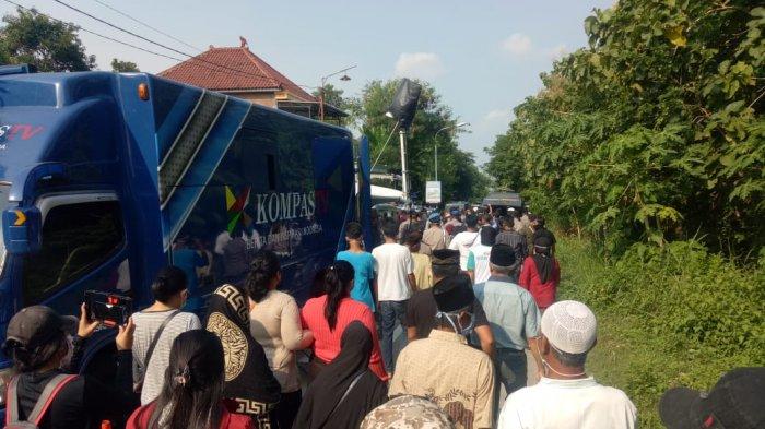Ratusan pelayat menuju TPU Jatisari usai di Desa Majasem, Kecamatan Kendal, Kabupaten Ngawi, Jawa Timur, Selasa (5/5/2020).