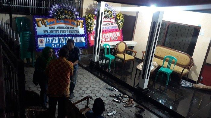 Suasana rumah duka di jalan jambu RT 7, RW 9, Desa Surodadi, Kelurahan Siswodipuran, Kabupaten Boyolali, Minggu (7/7/2019)