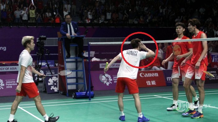 Pemain bulu tangkis ganda putera Indonesia Markus Gideon dan Kevin Sanjaya merayakan kemenangan melawan ganda putera China China Li Junhui dan Liu Yuchen dalam babak final bulu tangkis beregu putra di Istora, Senayan, Jakarta, Rabu (22/8/2018). Pasangan ganda putera Indonesia tersebut berhasil mengalahkan ganda putera China, sehingga menyamakan poin 1-1.