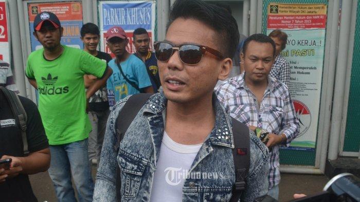BEBAS - Robby Abbas terdakwa kasus mucikari artis, menunjukan surat pebebsannya dari Rutan Cipinang, Jakarta Timur, Selasa (10/5/2016). WARTA KOTA/Nurs Ichsan