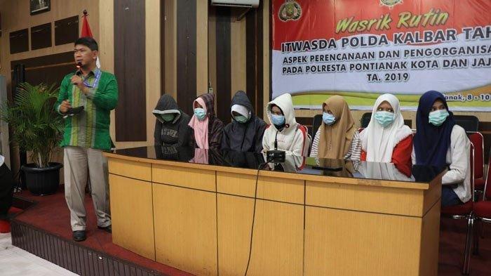 Tujuh remaja putri berstatus siswi SMA yang terseret dalam dugaan kasus penganiayaan remaja putri berstatus siswi SMP menyampaikan klarifikasi, di Mapolresta Pontianak, Jalan Johan Idrus, Pontianak, Kalimantan Barat, Rabu (10/4/2019) petang WIB.