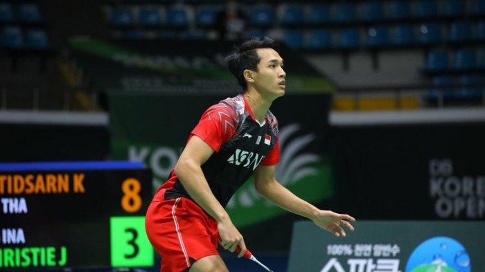 Aksi Jonatan Christie saat meladeni permainan Kunlavut Vitidsarn pada perempat final