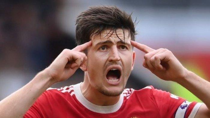 Aksi kapten Manchester United, Harry Maguire, dalam laga Man United vs Aston Villa