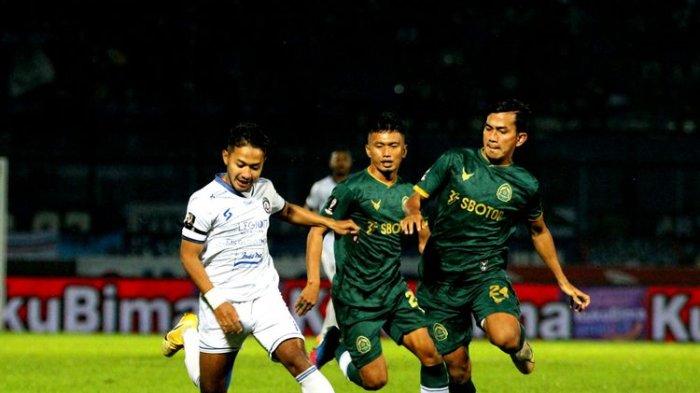 Aksi pada laga Persikabo 1973 vs Arema FC di Stadion Kanjuruhan