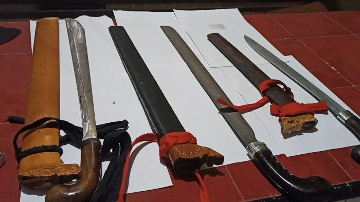 Barang Bukti Senjata tajam yang digunakan untuk membacok polisi di Polman