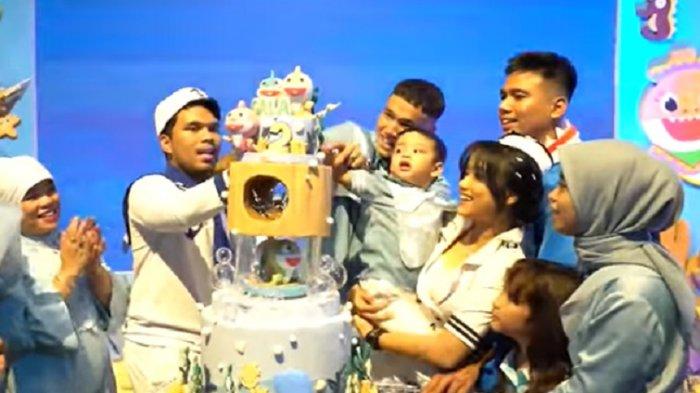 Gala Sky saat ulang tahun digendong Fuji