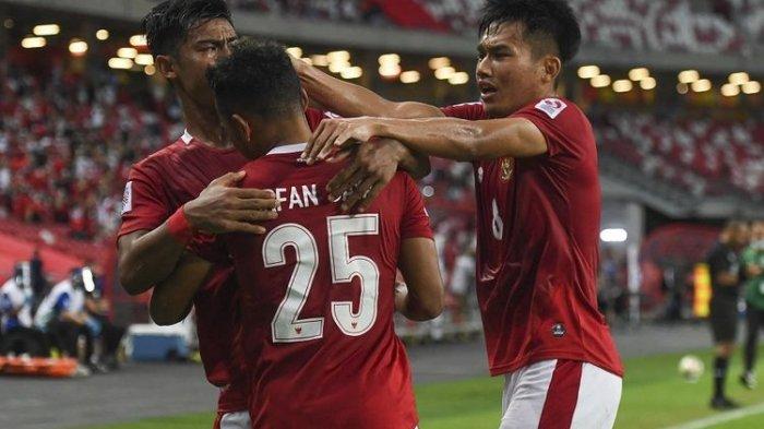 Irfan Jaya melakukan selebrasi seusai mencetak gol pertamanya