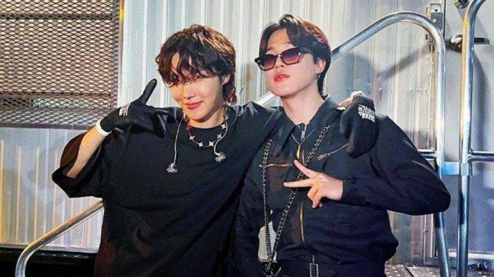 J-Hope (kiri) dan Jimin (kanan) di Festival Musik Lollapalooza,