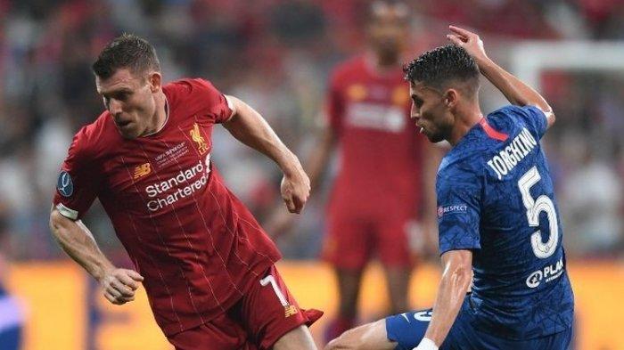 James Milner dan Jorginho berebut bola pada pertandingan Liverpool vs Chelsea