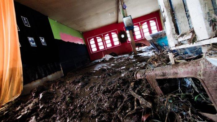 Kondisi rumah warga yang rusak diterjang banjir di Desa Lombang,