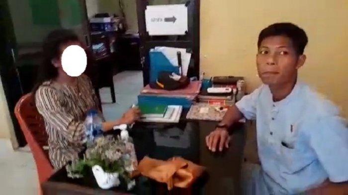 Korban A (21) saat melaporkan perbuatan suaminya R